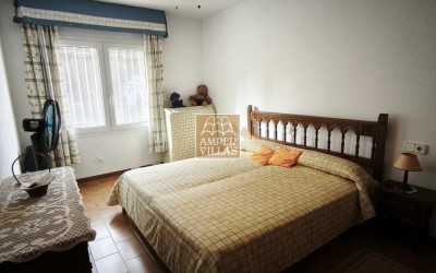 Spacious bungalow with a communal swimming pool and tennis court next to the golf club.